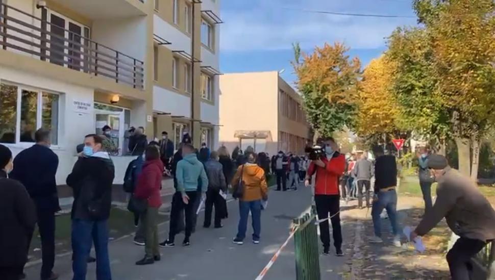 Cu două zile înainte de noile restricții, românii iau cu asalt centrele de vaccinare din toată țara 732808