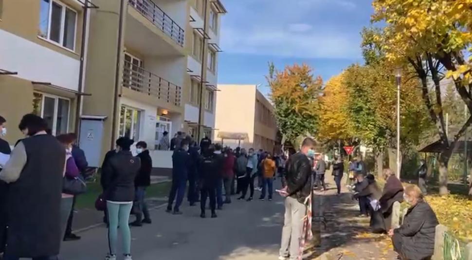 Cu două zile înainte de noile restricții, românii iau cu asalt centrele de vaccinare din toată țara 732809