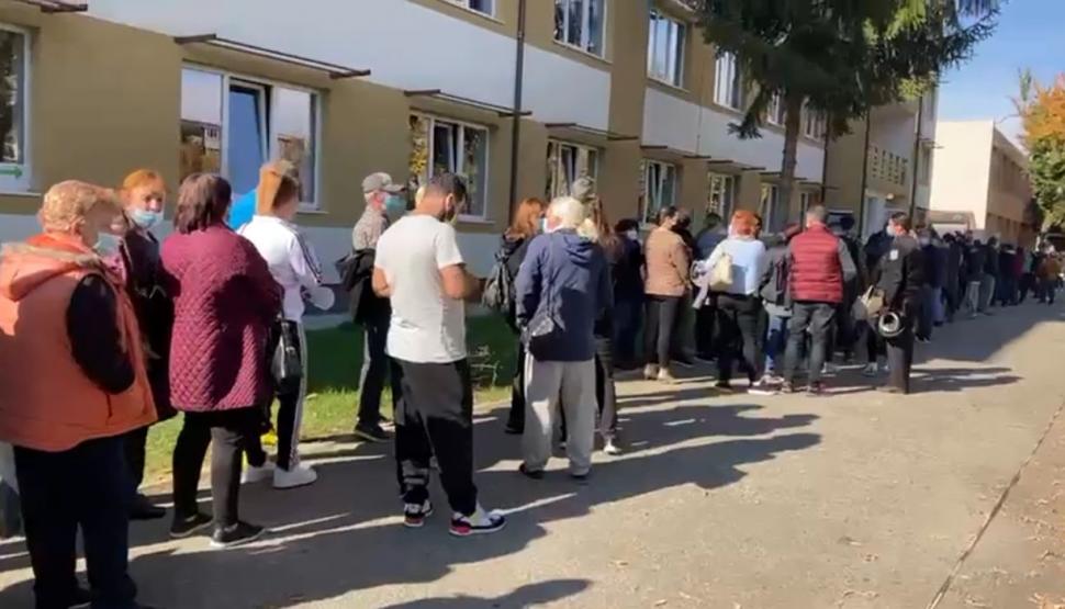 Cu două zile înainte de noile restricții, românii iau cu asalt centrele de vaccinare din toată țara 732810