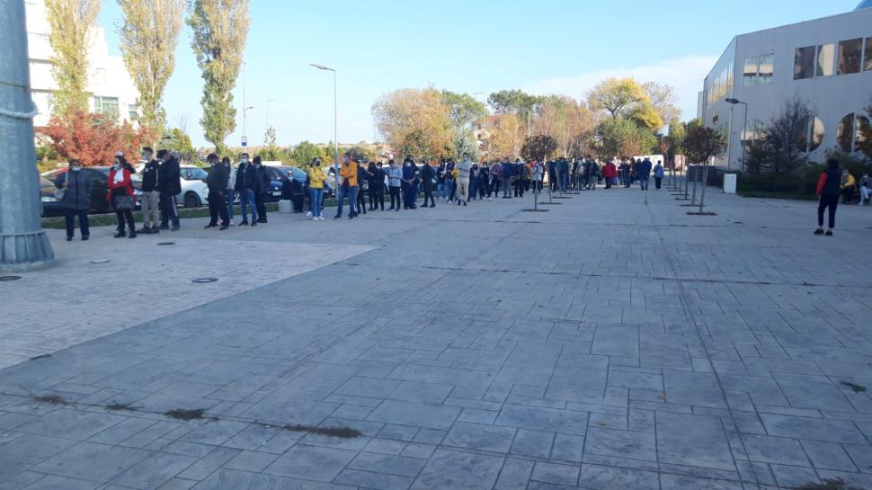 Cu două zile înainte de noile restricții, românii iau cu asalt centrele de vaccinare din toată țara 732812