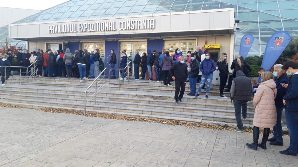 Cu două zile înainte de noile restricții, românii iau cu asalt centrele de vaccinare din toată țara 732813