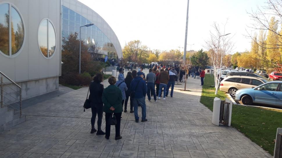 Cu două zile înainte de noile restricții, românii iau cu asalt centrele de vaccinare din toată țara 732814