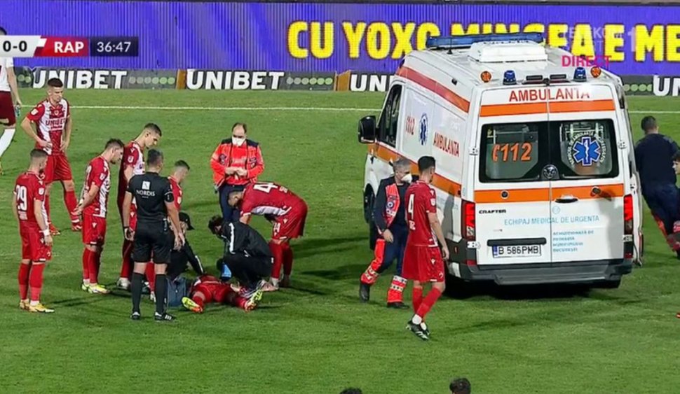 Momente de panică la meciul Dinamo - Rapid, după ce un jucător a fost urcat în ambulanță cu masca de oxigen pe față