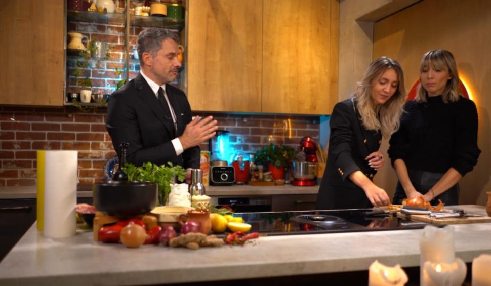 Ștefan Lungu și surorile Odagiu gătesc pui cu smântână și pesmet la cuptor, în prima ediție a noului show de cooking "Gătit la costum" 732678