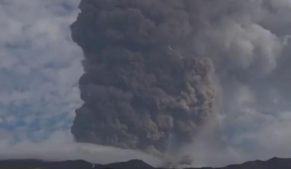 Vulcanul Etna a erupt spectaculos sâmbătă. O imensă coloană de fum s-a ridicat în atmosferă iar lava a țâșnit din crater 732819