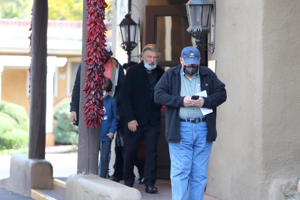 Alec Baldwin, primele imagini alături de familia directoarei de imagine pe care a împușcat-o mortal în urmă cu două zile 732861