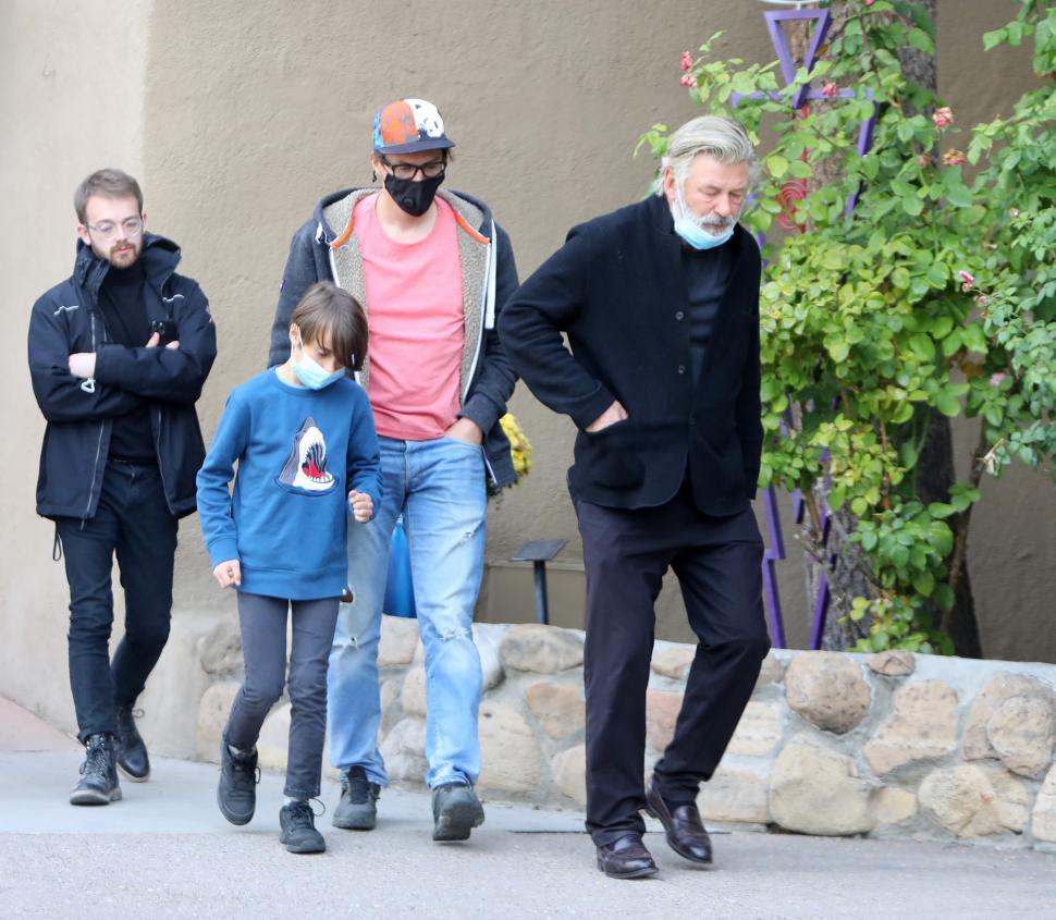 Alec Baldwin, primele imagini alături de familia directoarei de imagine pe care a împușcat-o mortal în urmă cu două zile 732862