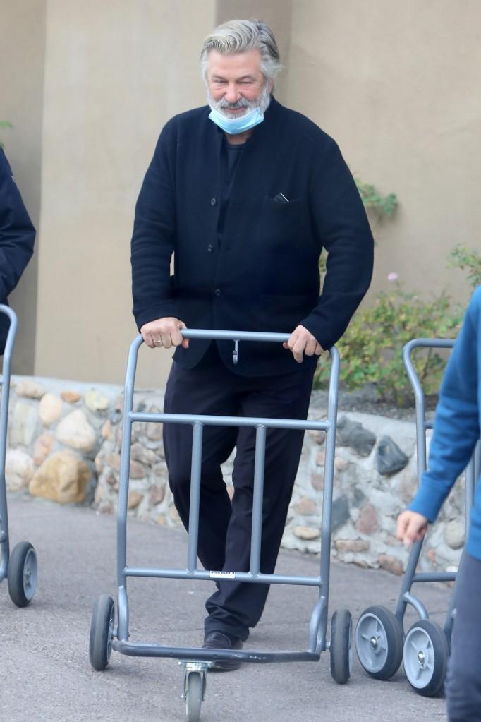 Alec Baldwin, primele imagini alături de familia directoarei de imagine pe care a împușcat-o mortal în urmă cu două zile 732863