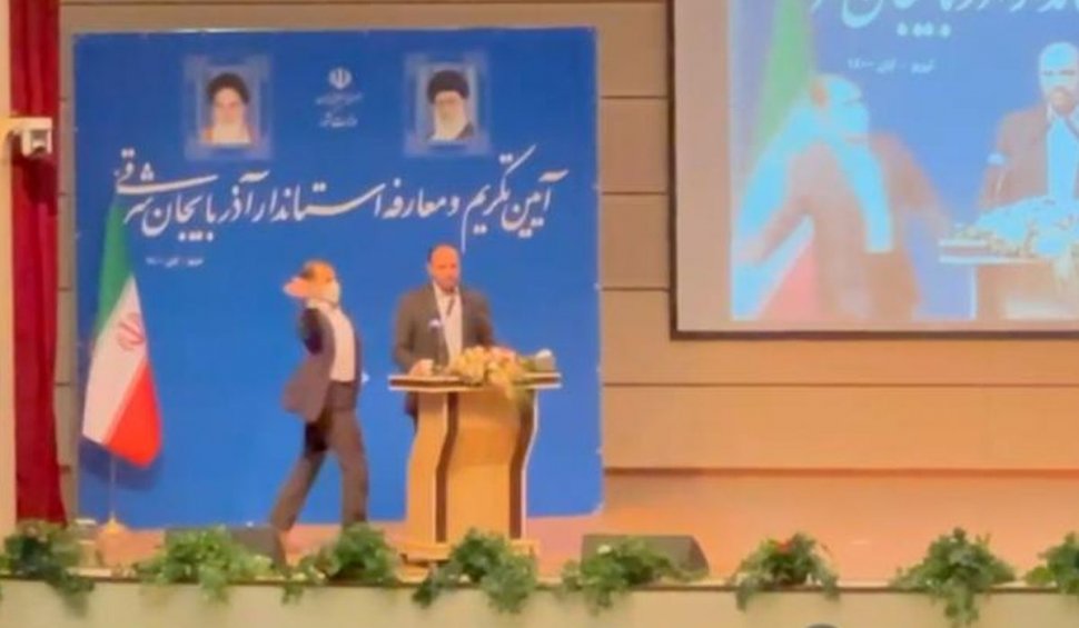 Un guvernator la început de mandat a fost pălmuit pe scenă de un bărbat a cărui soție fusese vaccinată împotriva COVID, în Iran