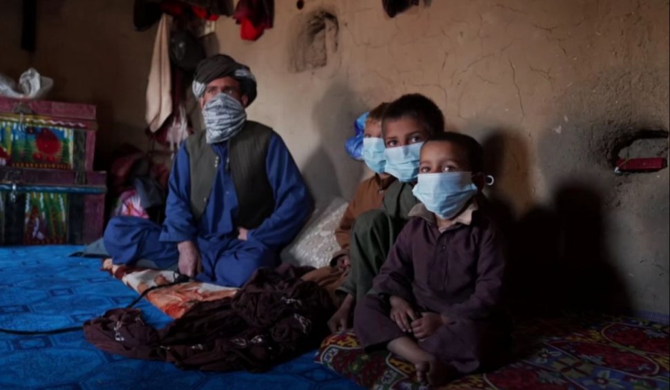 Viața sub talibani. Afganii își vând copiii pentru a mai trăi câteva luni. Echipa BBC, "ofertată" să cumpere un copil