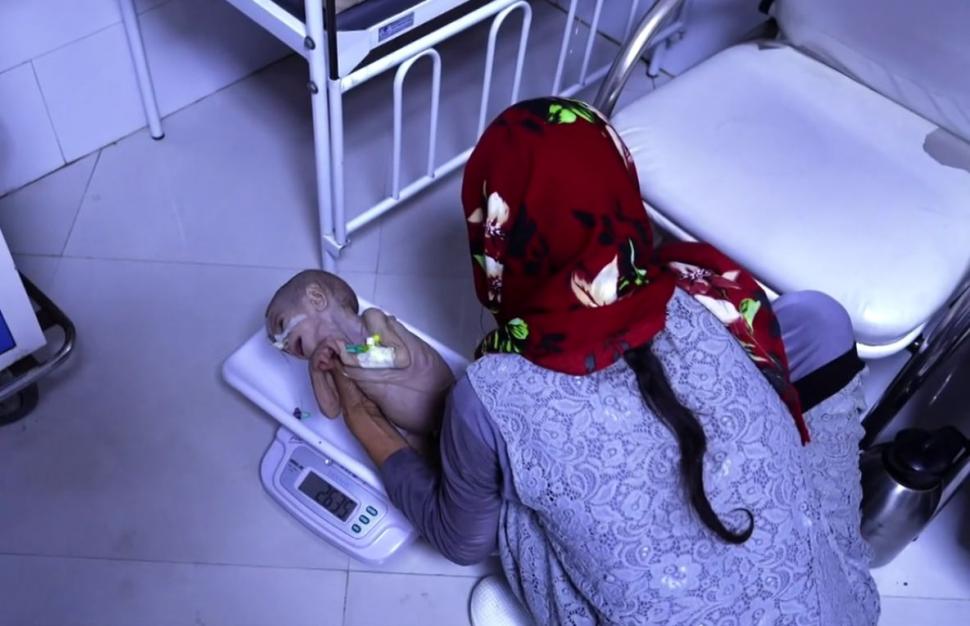 Viața sub talibani. Afganii își vând copiii pentru a mai trăi câteva luni. Echipa BBC, "ofertată" să cumpere un copil 733112