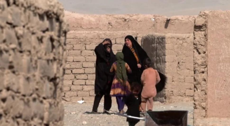 Viața sub talibani. Afganii își vând copiii pentru a mai trăi câteva luni. Echipa BBC, "ofertată" să cumpere un copil 733113