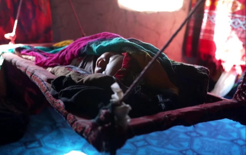 Viața sub talibani. Afganii își vând copiii pentru a mai trăi câteva luni. Echipa BBC, "ofertată" să cumpere un copil 733114