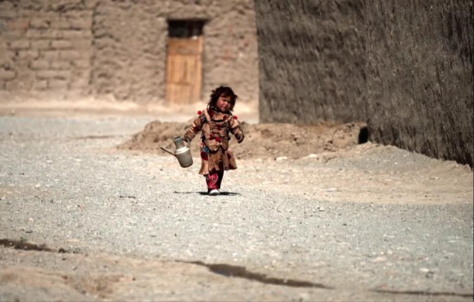 Viața sub talibani. Afganii își vând copiii pentru a mai trăi câteva luni. Echipa BBC, "ofertată" să cumpere un copil 733115