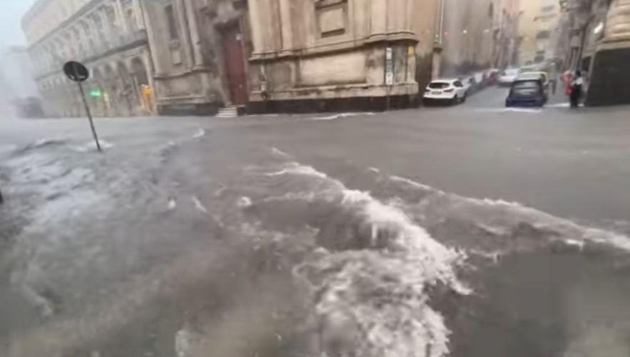 Fenomenul Medicane face ravagii în Italia. În Sicilia, străzile din Catania seamănă cu canalele venețiene 733097