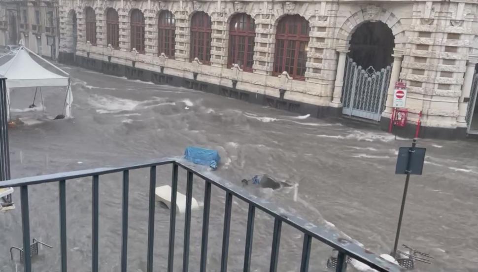 Fenomenul Medicane face ravagii în Italia. În Sicilia, străzile din Catania seamănă cu canalele venețiene 733099