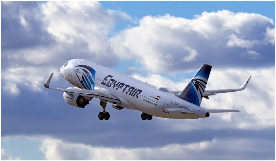Un avion Egyptair, care zbura spre Moscova, a revenit la Cairo, după găsirea unui mesaj de amenințare