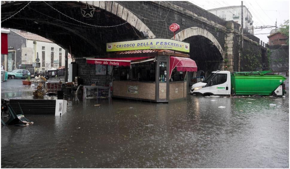 Un ciclon puternic a lovit sudul Italiei. Cel puțin două persoane au murit, iar piețele au fost transformate în lacuri 733233
