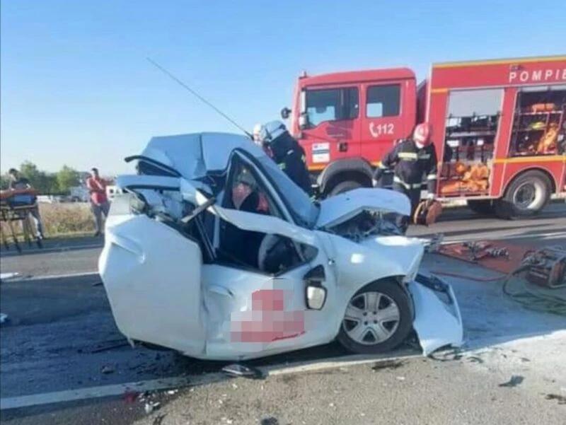 O femeie a scăpat cu viaţă dintr-un Logan strivit între două TIR-uri, după un accident pe centura din Craiova 733328