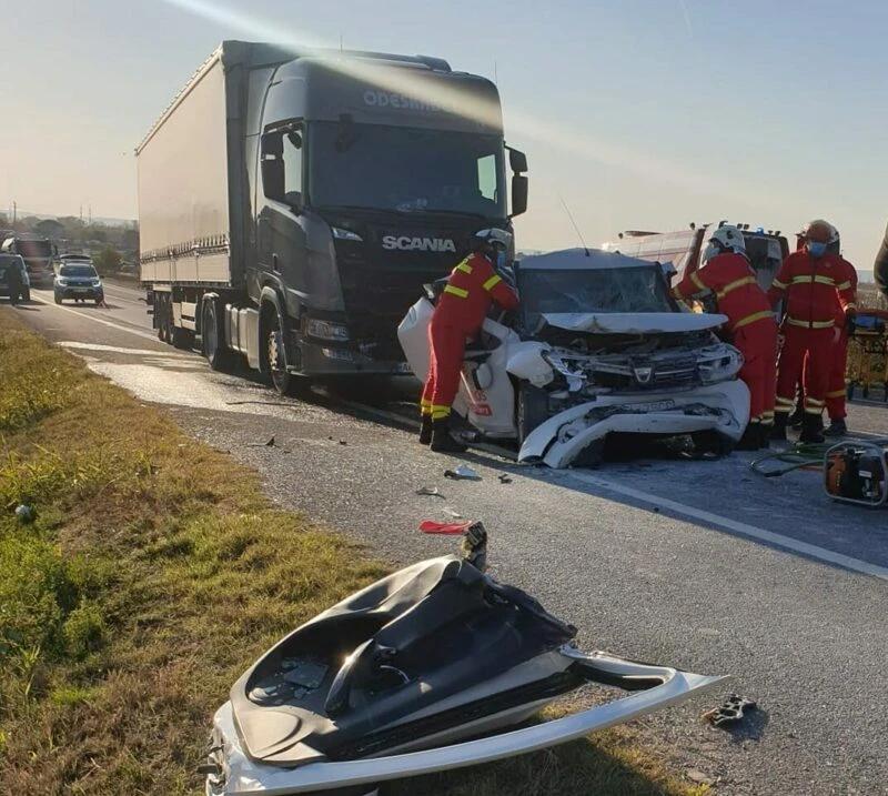O femeie a scăpat cu viaţă dintr-un Logan strivit între două TIR-uri, după un accident pe centura din Craiova 733329