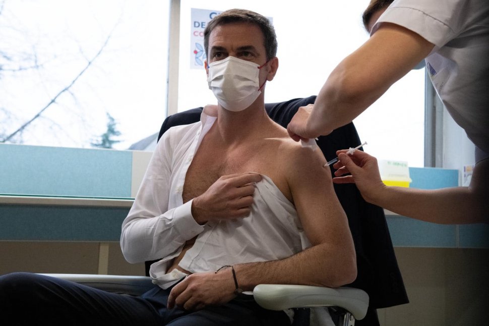 Ministrul francez al Sănătății, vaccinat cu un "booster" Pfizer, după o primă doză cu Astra Zeneca și un rapel cu Moderna