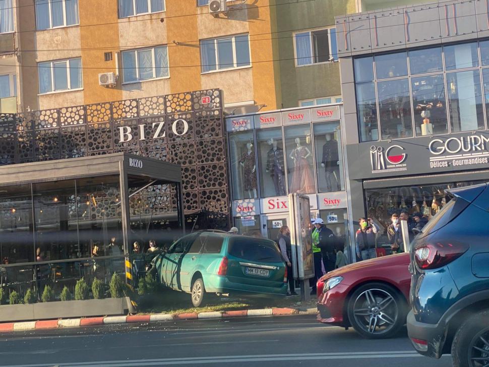 O șoferiță a intrat cu mașina într-o terasă, la Baia Mare  733307