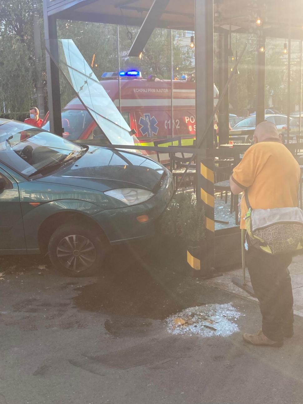 O șoferiță a intrat cu mașina într-o terasă, la Baia Mare  733308