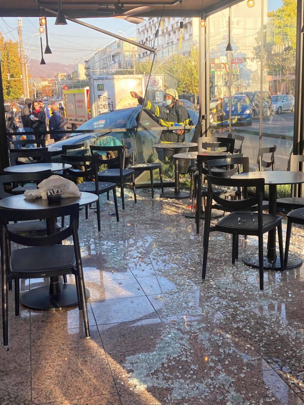 O șoferiță a intrat cu mașina într-o terasă, la Baia Mare  733309