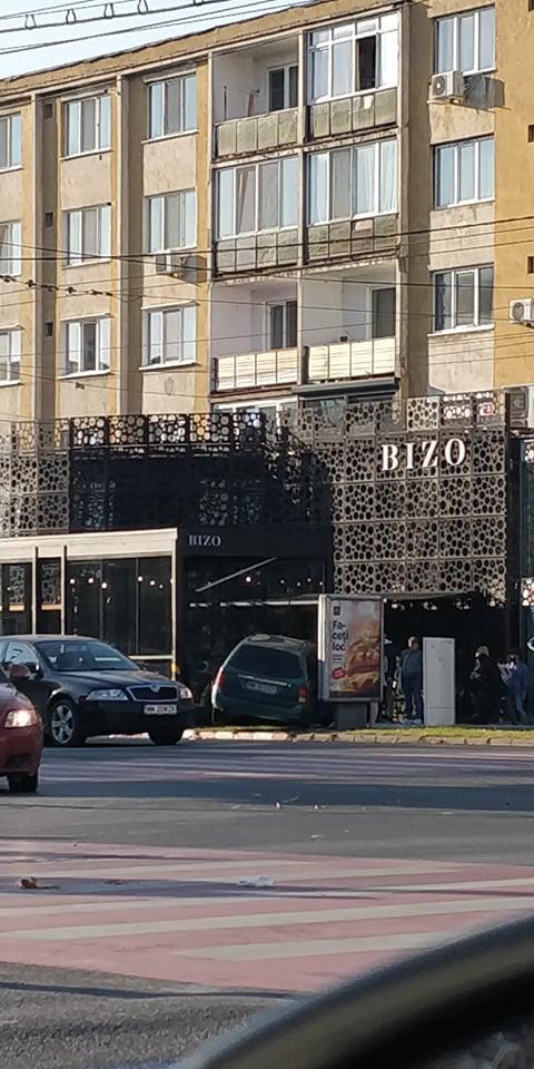 O șoferiță a intrat cu mașina într-o terasă, la Baia Mare  733310