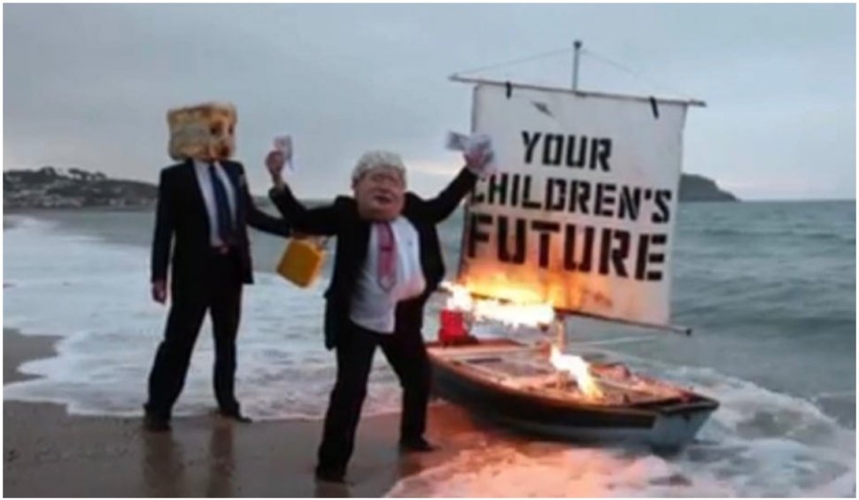 Un protestatar deghizat în Boris Johnson a incendiat o barcă în faţa centrului care va găzdui COP26