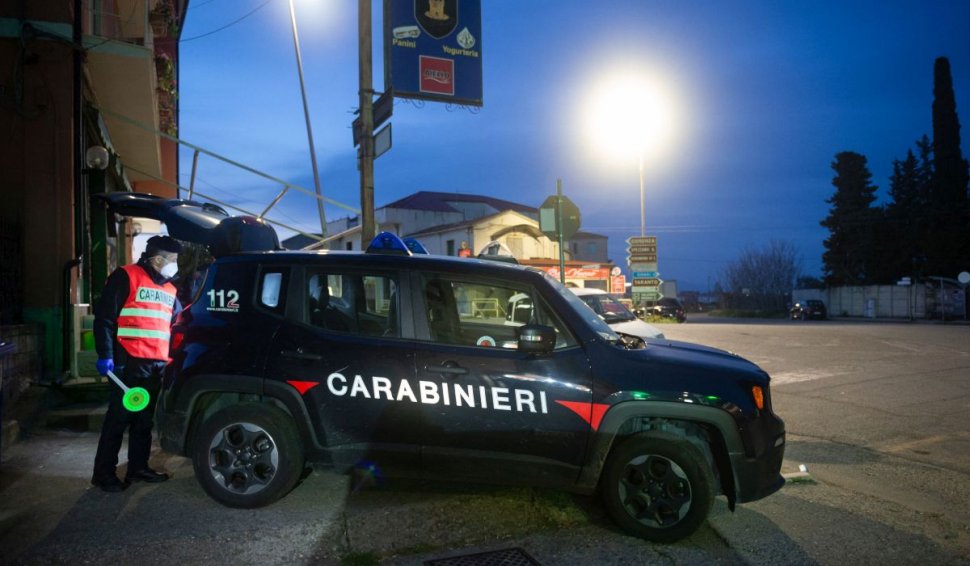 Un român reţinut şi alţi doi căutaţi, după ce au încercat să dea cu maşina peste un poliţist, la Roma