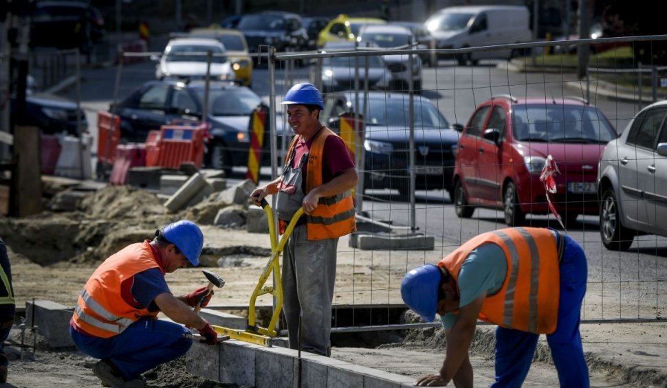 Salariile din construcții ar putea scădea cu 24%. Peste 100.000 de angajați vor să demisioneze