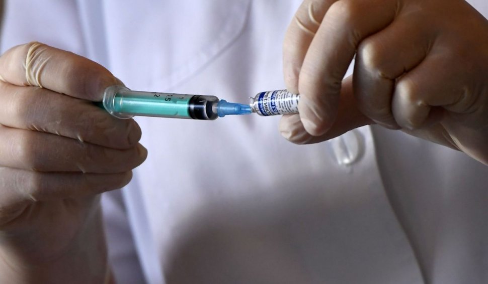 Vaccinarea devine obligatorie pentru angajații la stat, în Ungaria