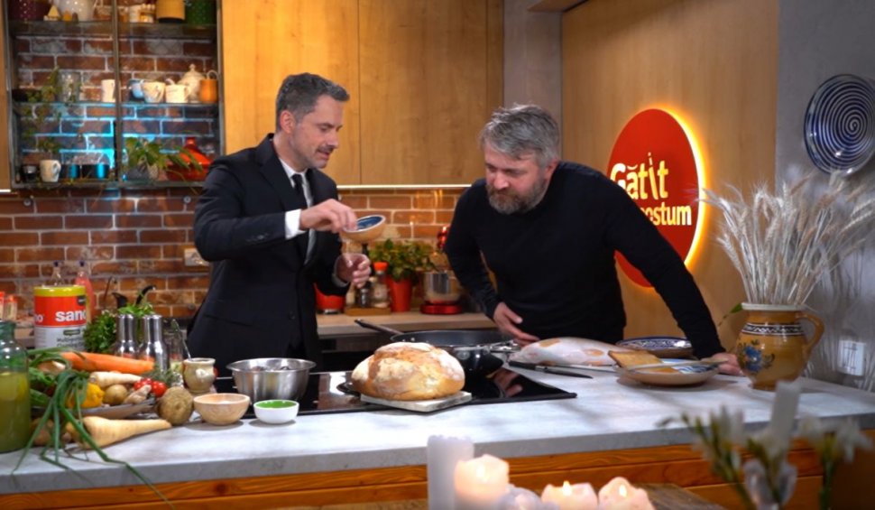 Ștefan Lungu și Alin Panc gătesc borş de sturion şi mreană condimentat cu umor şi voie bună, în ediţia a treia "Gătit la costum"