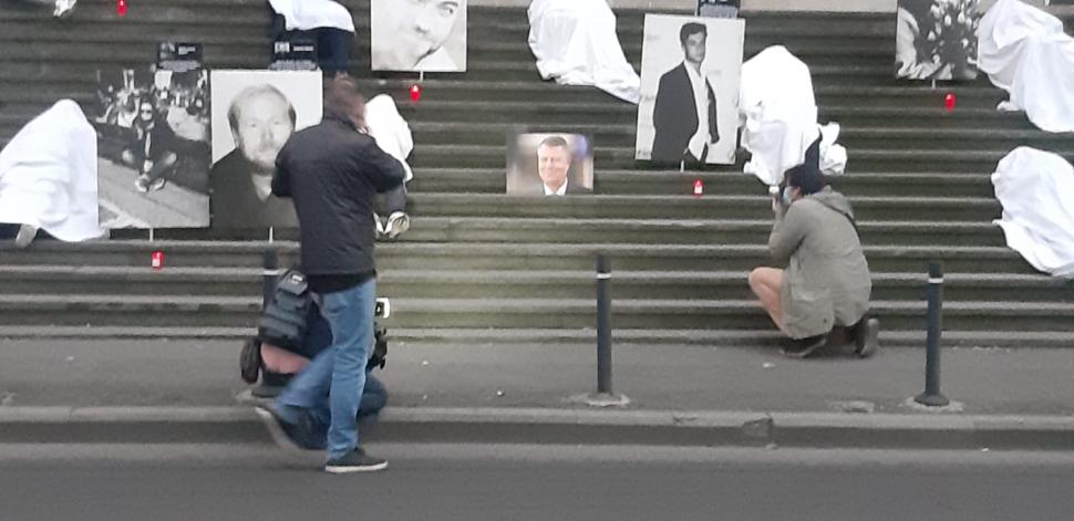 Omagiu pentru victimele Colectiv, la Curtea de Apel București. Rudele celor decedați stau întinse pe scări, acoperite cu cearceafuri albe 733659