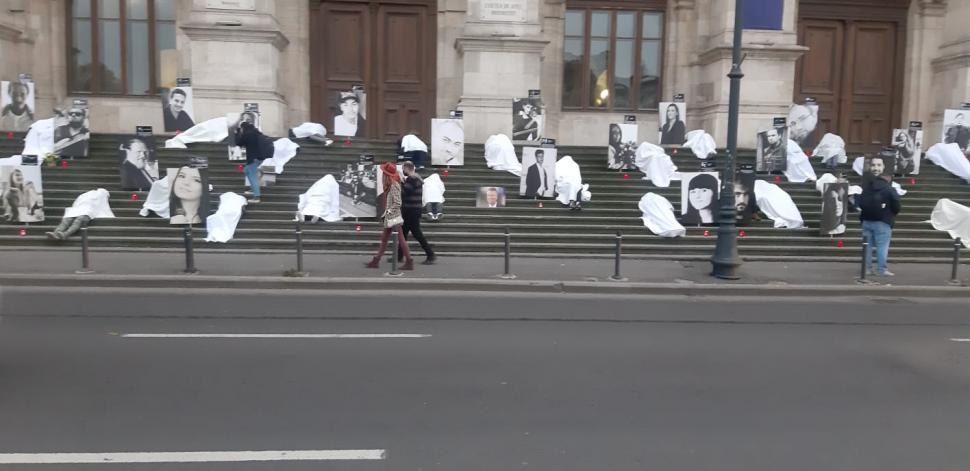 Omagiu pentru victimele Colectiv, la Curtea de Apel București. Rudele celor decedați stau întinse pe scări, acoperite cu cearceafuri albe 733660