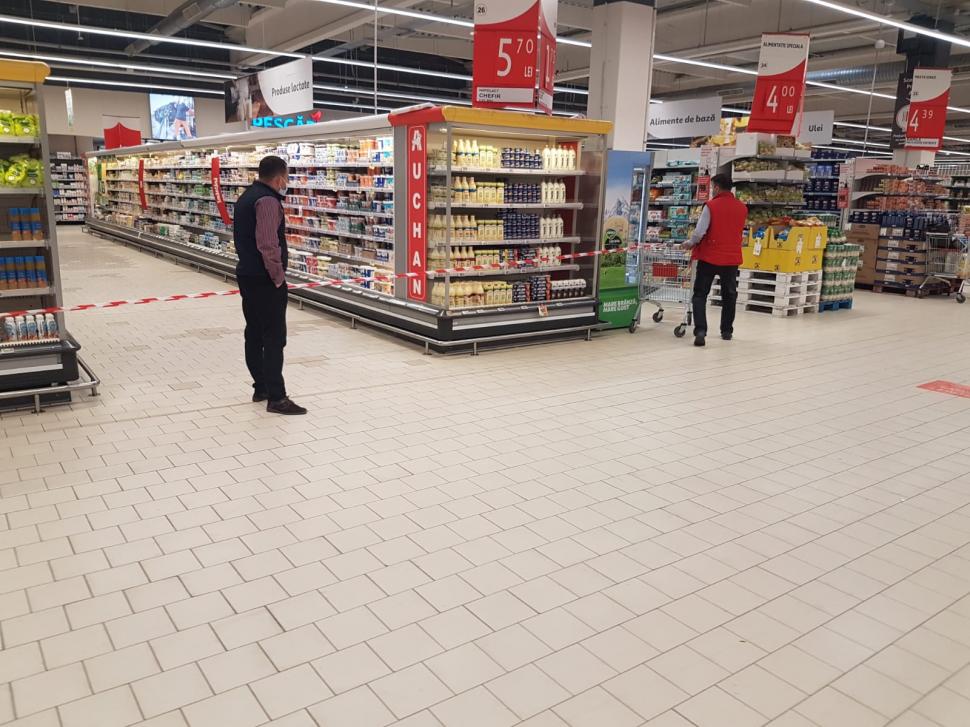 ANPC cere închiderea temporară a 4 magazine Auchan din București. Insecte moarte, produse expirate și mizerie la raioane 733901