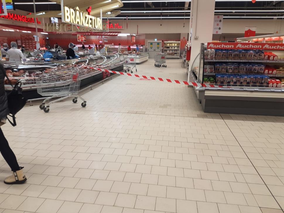 ANPC cere închiderea temporară a 4 magazine Auchan din București. Insecte moarte, produse expirate și mizerie la raioane 733904
