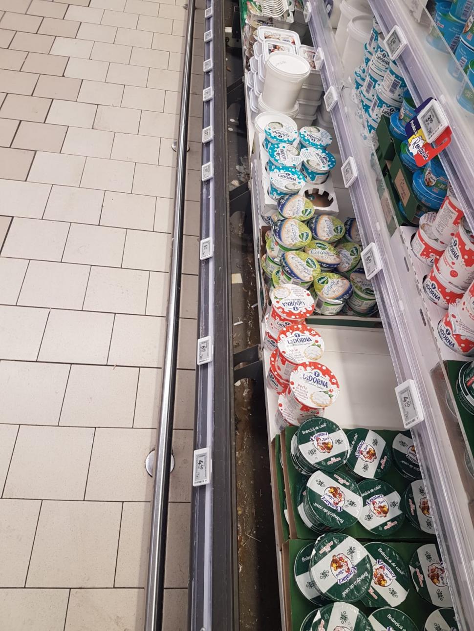 ANPC cere închiderea temporară a 4 magazine Auchan din București. Insecte moarte, produse expirate și mizerie la raioane 733905