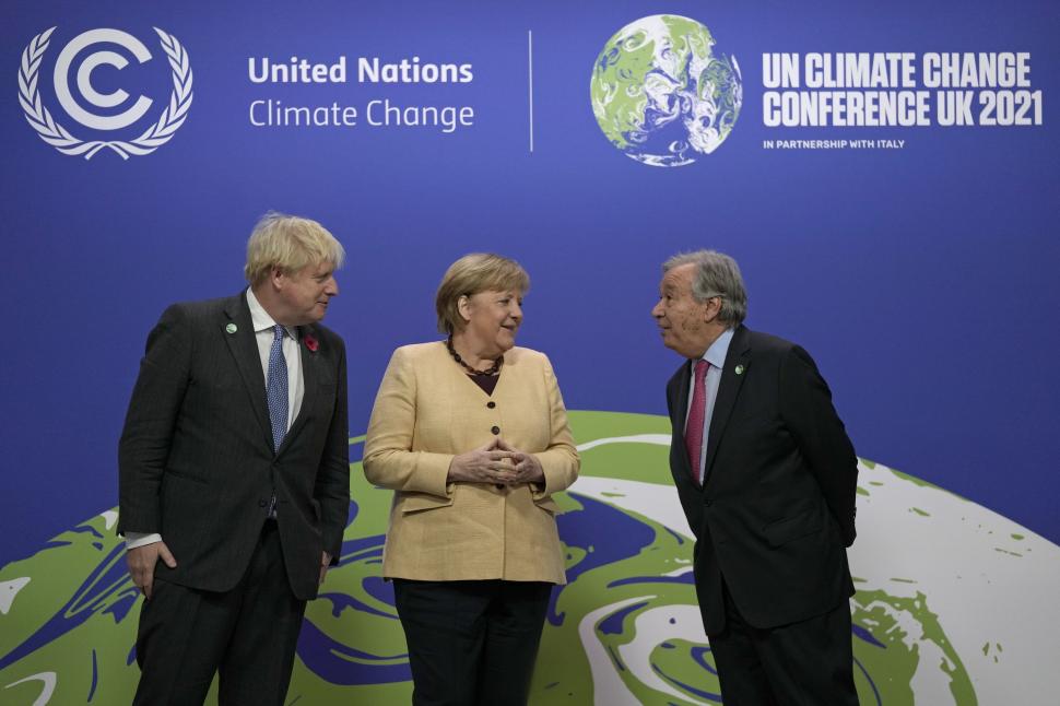 Klaus Iohannis, strângere de mână cu Joe Biden la COP26, unde secretarul general ONU a avertizat: "Ne săpăm singuri groapa!" 733894