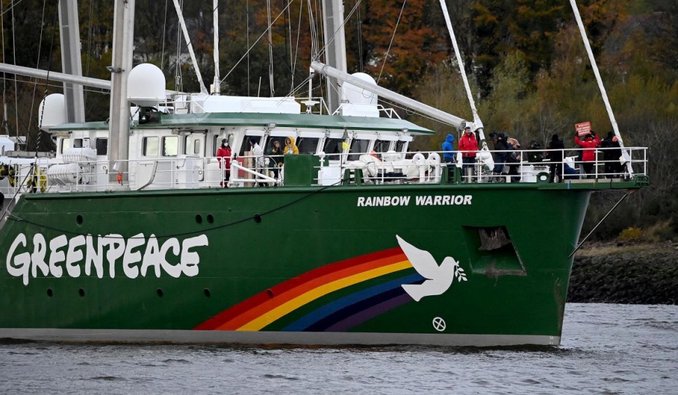 COP26, acompaniat de proteste. Celebrul vas Rainbow Warrior al ecologiștilor Greenpeace aruncă ancora la summit