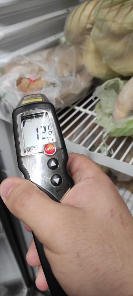 ANPC cere închiderea temporară a 4 magazine Mega Image din București. Gândaci în zona de patiserie, alimente cu mucegai, vitrine ruginite şi resturi alimentare 734096