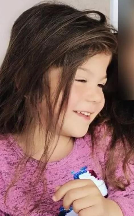 Lacrimi şi lumânări pentru Antonia, fetiţa ucisă de iubitul mamei, în Arad: "Odihnă veşnică, suflet drag" 734143