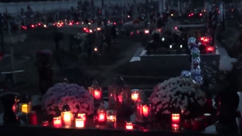 Mii de lumânări au fost aprinse de Ziua Morţilor sau Luminaţia, în cimitire