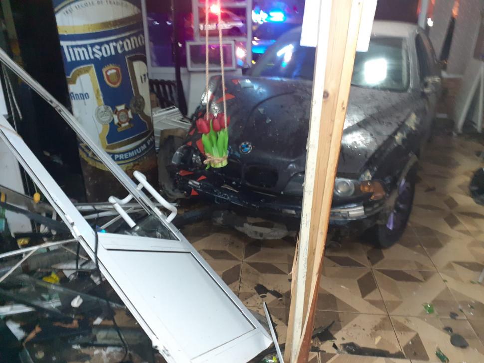 Un tânăr de 18 din Bârlad, cu un minor în maşină, a intrat cu bolidul direct într-o cafenea 733963