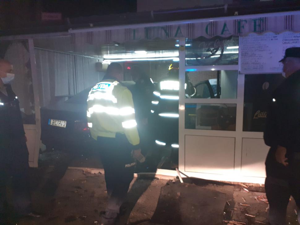 Un tânăr de 18 din Bârlad, cu un minor în maşină, a intrat cu bolidul direct într-o cafenea 733964