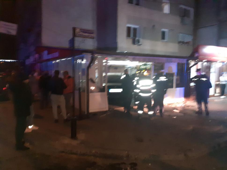 Un tânăr de 18 din Bârlad, cu un minor în maşină, a intrat cu bolidul direct într-o cafenea 733965