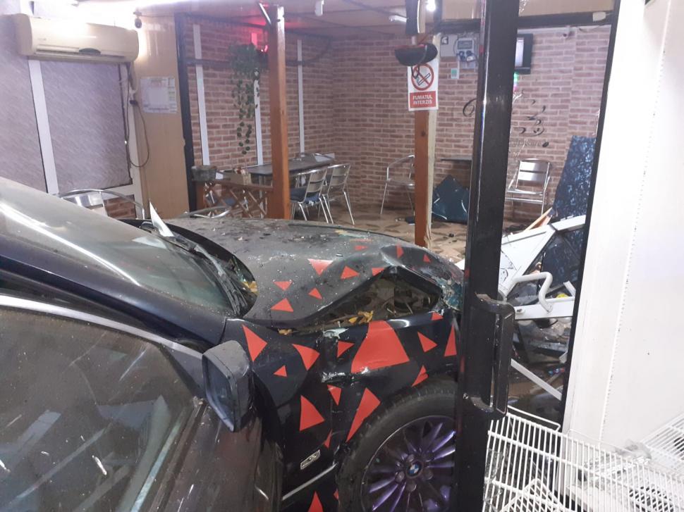 Un tânăr de 18 din Bârlad, cu un minor în maşină, a intrat cu bolidul direct într-o cafenea 733966