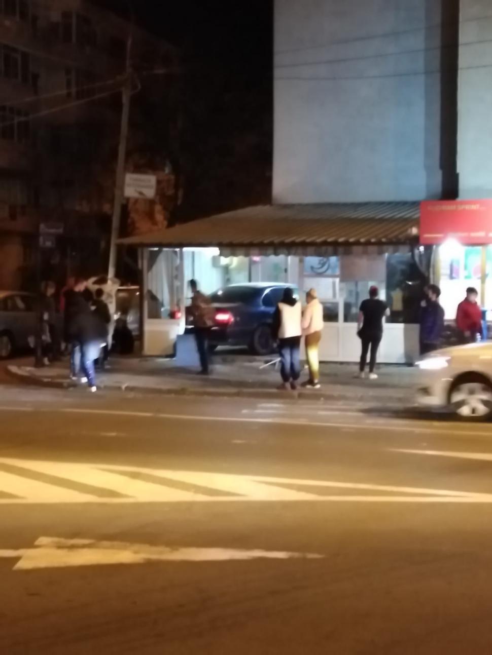 Un tânăr de 18 din Bârlad, cu un minor în maşină, a intrat cu bolidul direct într-o cafenea 733967