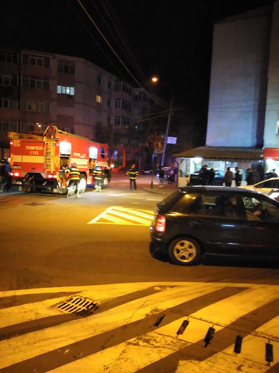 Un tânăr de 18 din Bârlad, cu un minor în maşină, a intrat cu bolidul direct într-o cafenea 733968